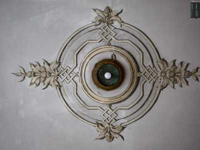 ...all�interno dei quali � possibile comunque scovare sul soffitto alcune decorazioni geometriche colorate